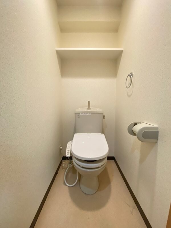 物件内観写真10　(落ち着いた色調のトイレです)