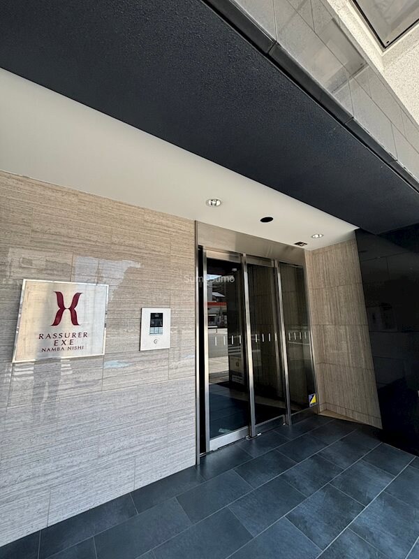 物件外観写真2　(ゆとりのあるエントランスです)