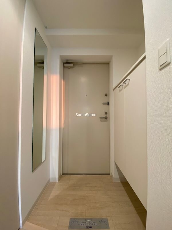 物件内観写真4　(明るい玄関です)