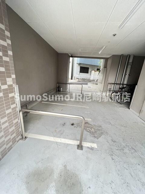 物件外観写真3　(駐車スペースもあります)