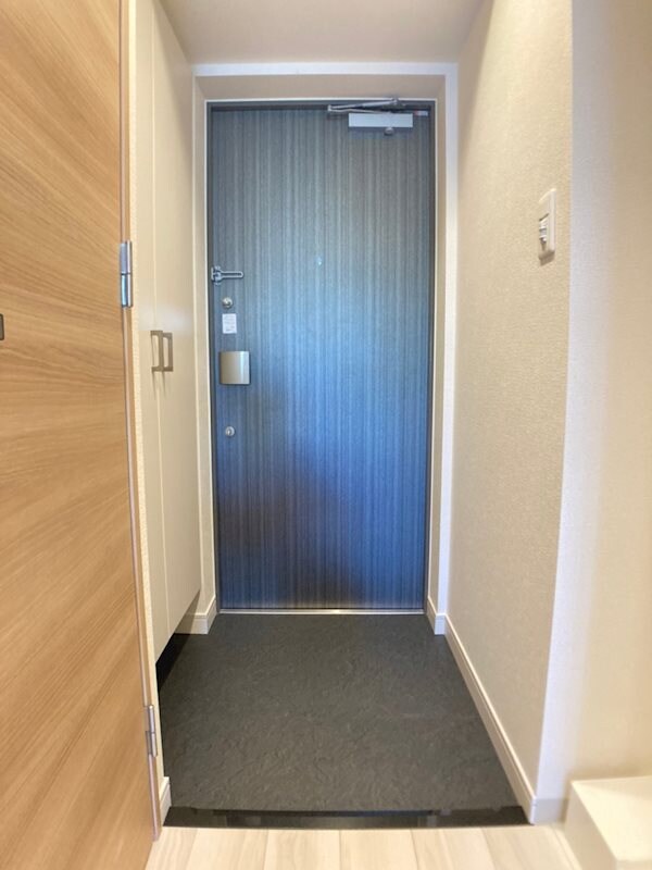 物件内観写真4　(収納もある玄関です)