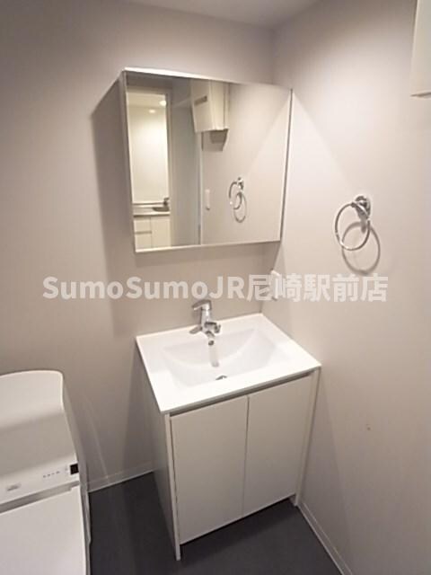 物件内観写真9　(独立洗面台あり、毎朝おしゃれに忙しい女性の方におすすめです)