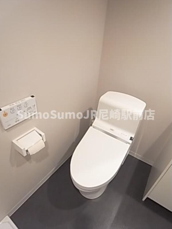 トイレ(落ち着いた色調のトイレです)