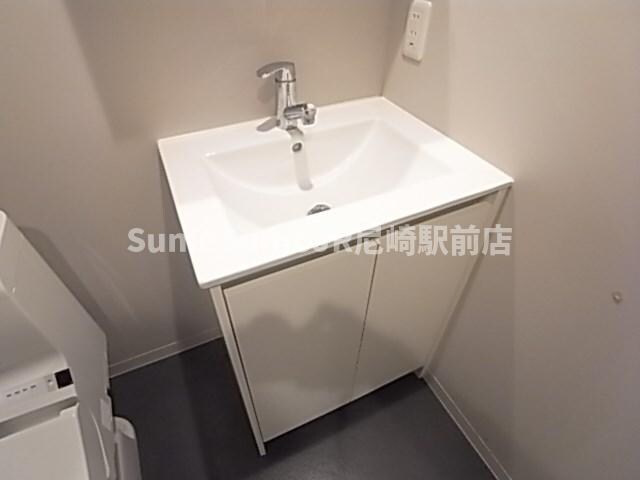 物件内観写真17　(朝の支度にも助かる、独立の洗髪洗面化粧台)