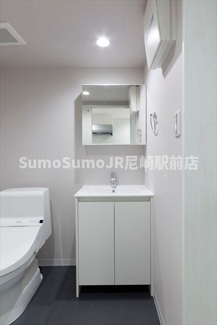 物件内観写真26　(ゆったりとスペースのある洗面所)