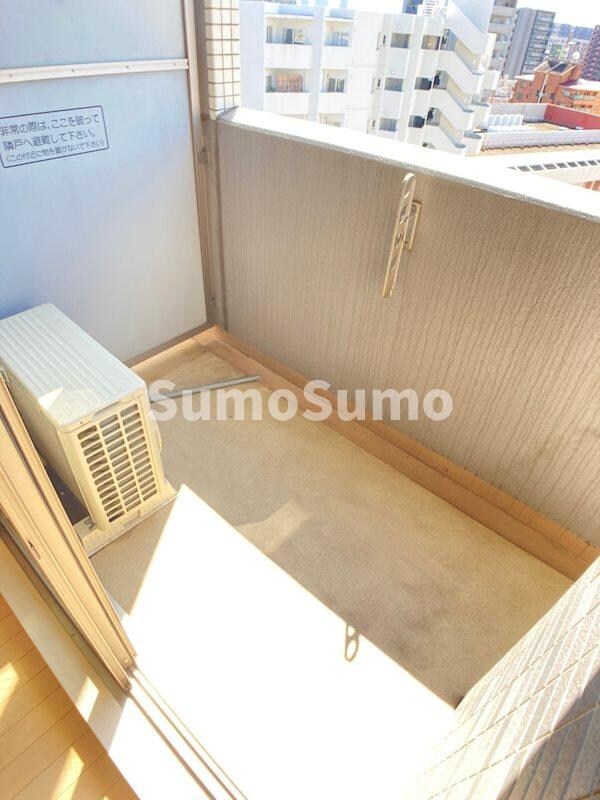 物件内観写真9　(開放的で明るい空間を演出してくれるバルコニーです)