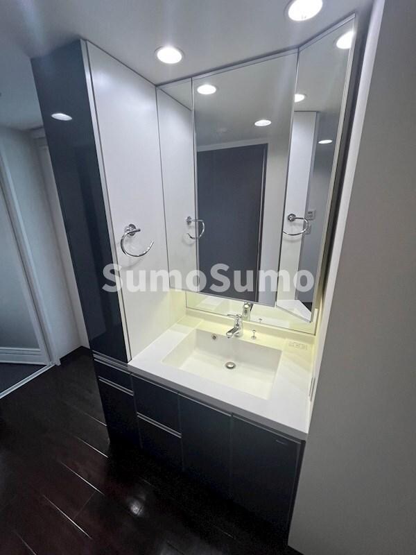 物件内観写真9　(広い洗面スペース)