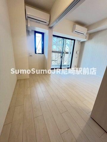 物件内観写真3　(こちらのリビングで趣味の時間をお楽しみください)