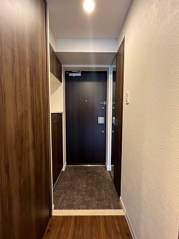 物件内観写真5　(明るい玄関です)