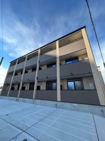 物件外観写真1　(外観は落ち着いています)