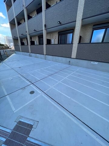 物件外観写真3　(車をお持ちの方に嬉しい駐車場付きの物件です)