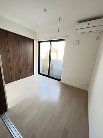 物件内観写真7　(開放的な寝室です)