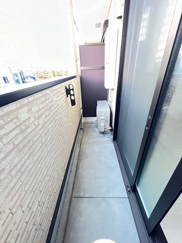 物件内観写真9　(開放的で明るい空間を演出してくれるバルコニーです)