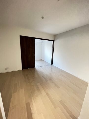 物件内観写真17　(こちらのリビングで趣味の時間をお楽しみください)