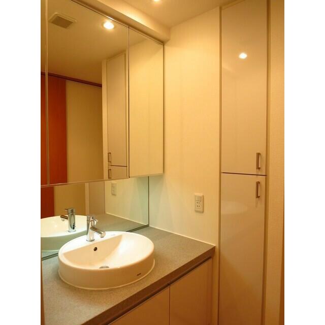 物件内観写真9　(リノベ前室内、現在リノベ中 )