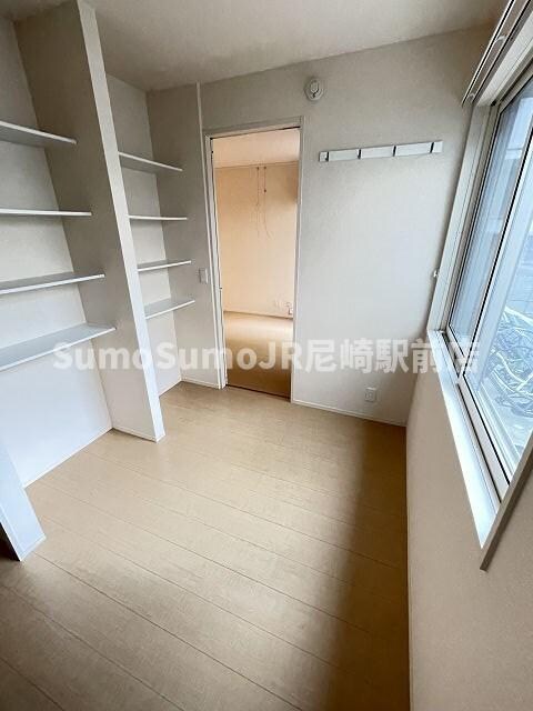 物件内観写真5　(開放的な寝室です)