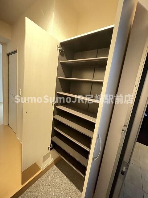 物件内観写真11　(大きなスペースがあり、収納には困りません)