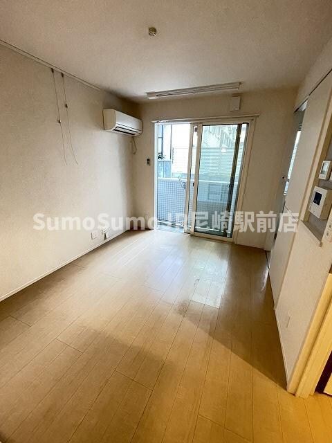 物件内観写真14　(開放的な寝室です)