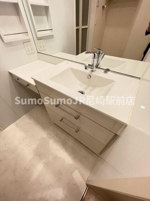 物件内観写真19　(独立洗面台、朝の身支度には欠かせません)