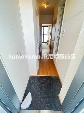 物件内観写真5　(ゆったりとした玄関です)