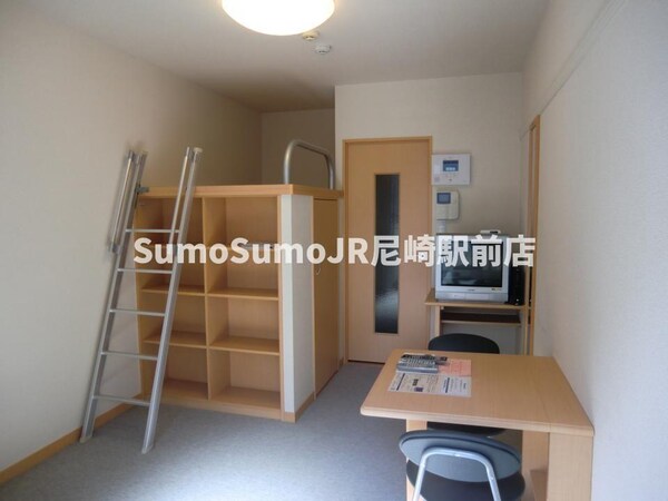 居室(こちらのリビングで趣味の時間をお楽しみください)