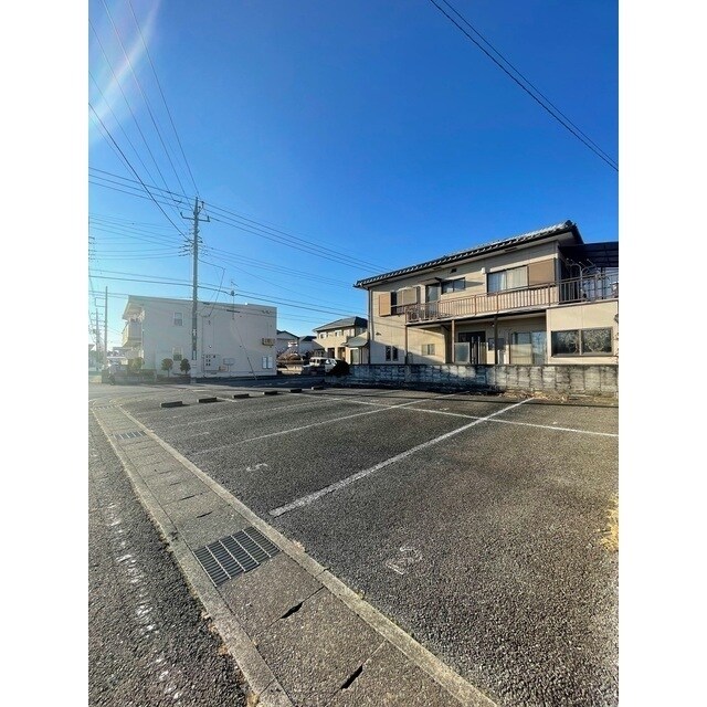 物件外観写真3　(駐車場画像)