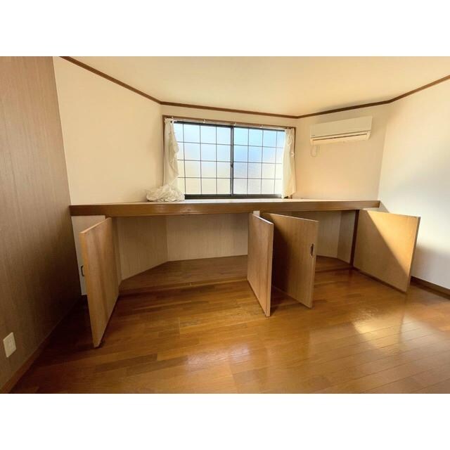 物件内観写真8　(光を遮らない広い収納！)