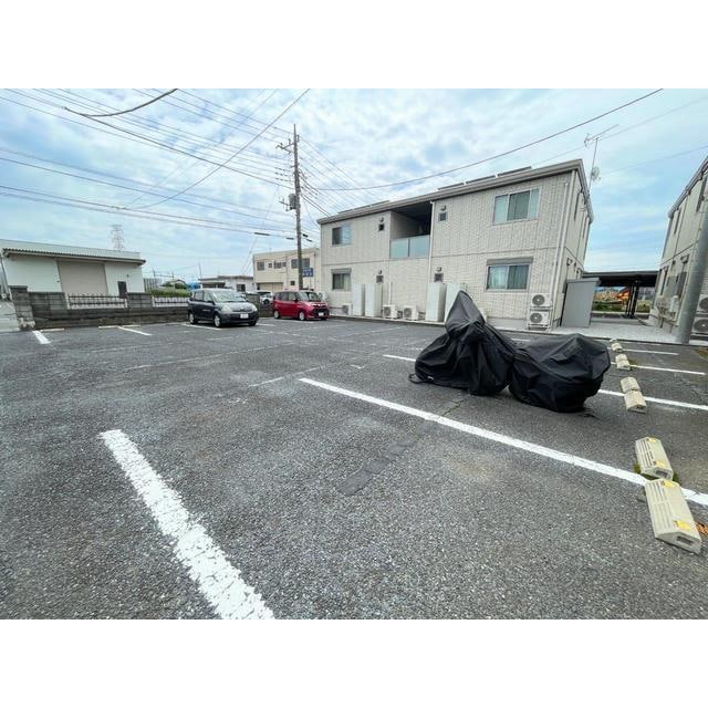 物件外観写真3　(駐車場画像)