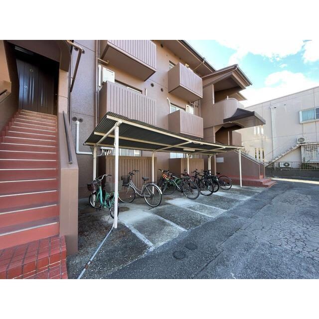 物件外観写真2　(駐輪場画像)