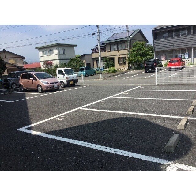物件外観写真2　(駐車場画像)