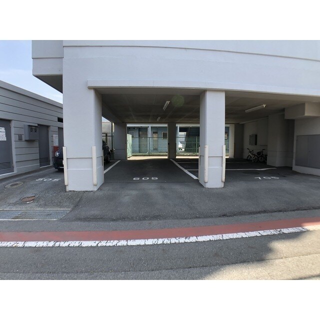 物件外観写真2　(駐車場画像)