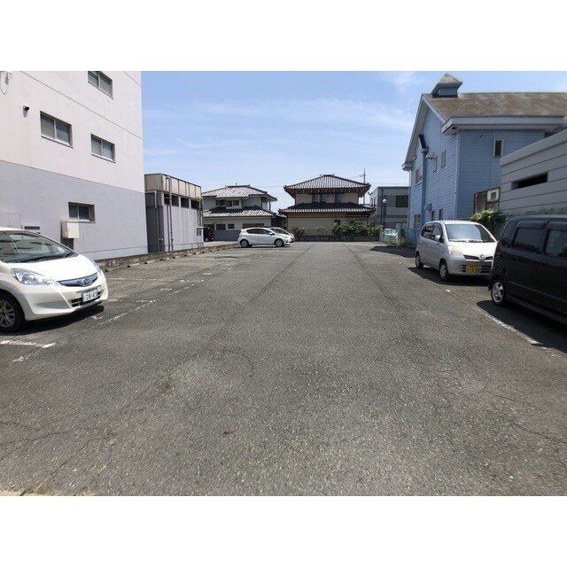 物件外観写真3　(駐車場画像)