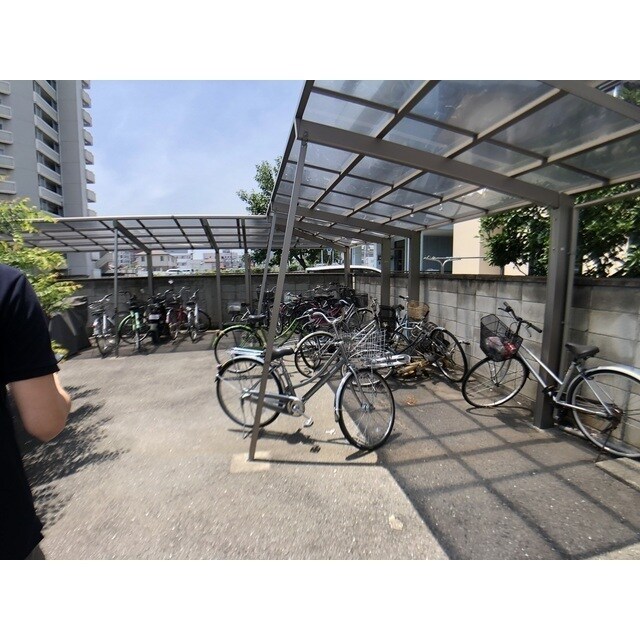 物件外観写真4　(駐輪場画像)