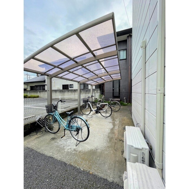物件外観写真2　(駐輪場画像)