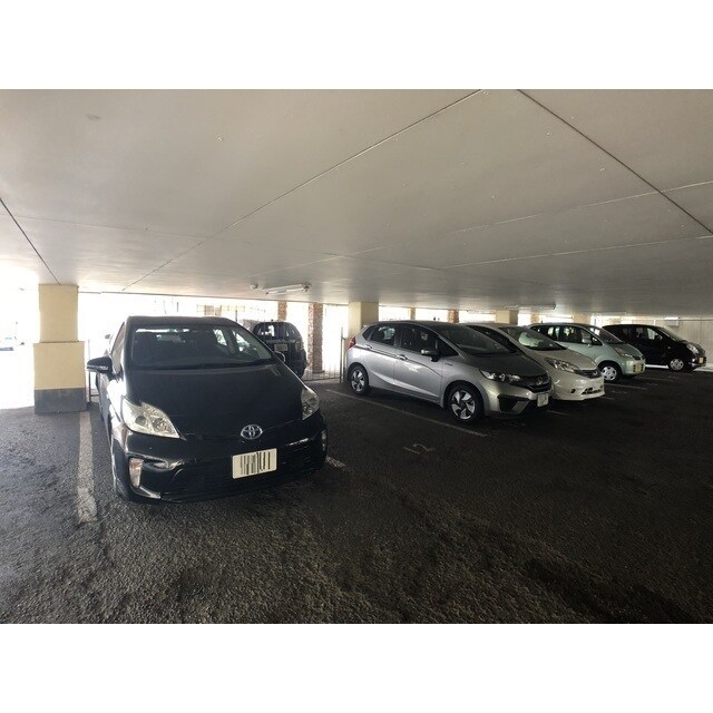 物件外観写真4　(駐車場画像)