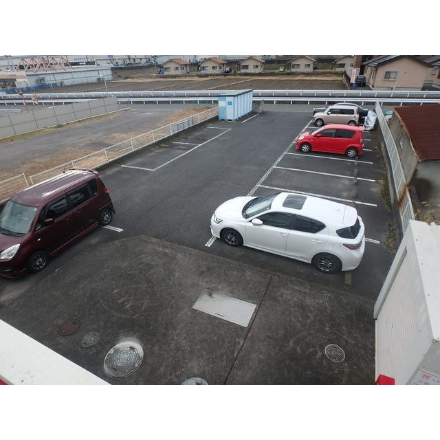 物件外観写真3　(駐車場画像)