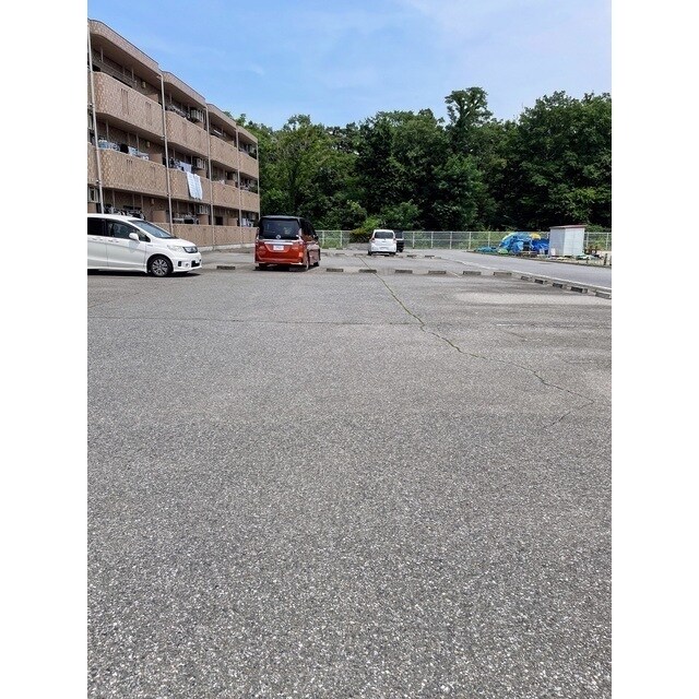 物件外観写真2　(駐車場画像)