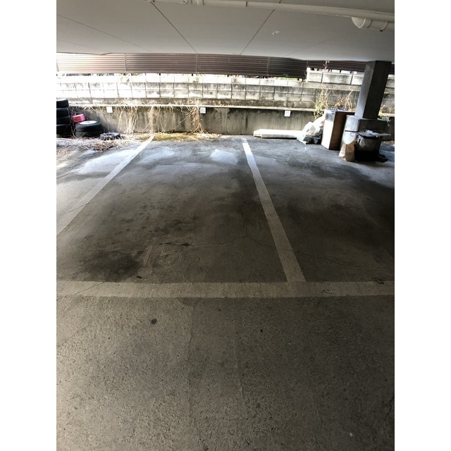 物件外観写真2　(駐車場画像)