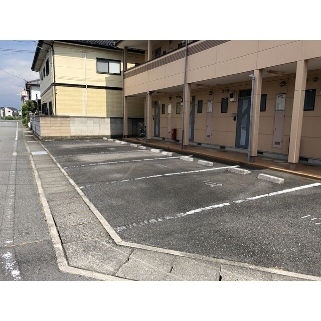 物件外観写真2　(駐車場画像)