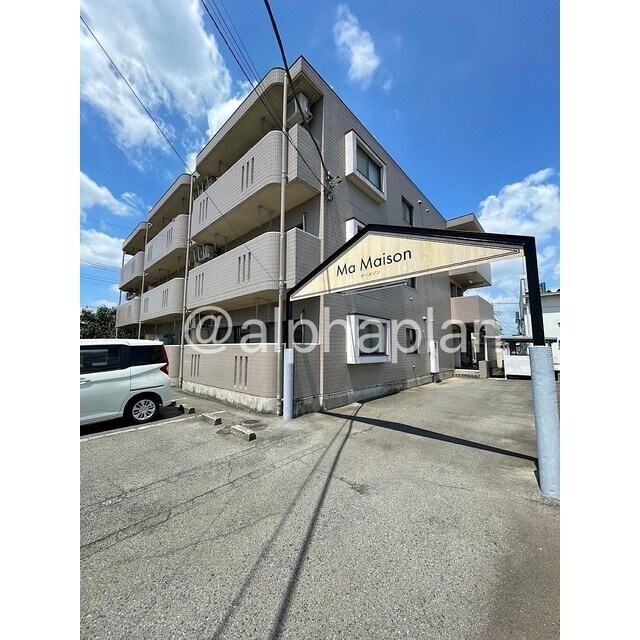 物件外観写真1　(安心の鉄筋コンクリート造りです)