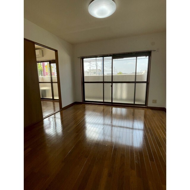 物件内観写真4　(窓が大きく、日が入りやすいです！)