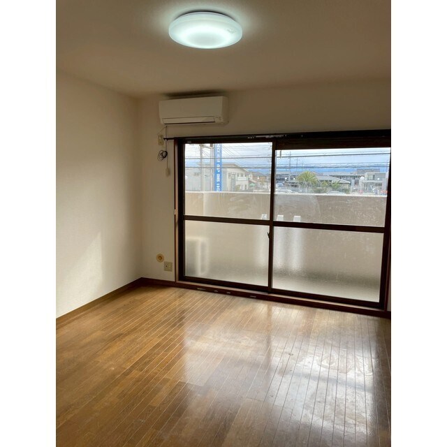 物件内観写真5　(窓が大きいので、日が入りやすいです♪)