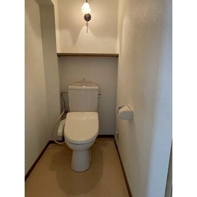 物件内観写真8　(おしゃれな電気がついているトイレです！)