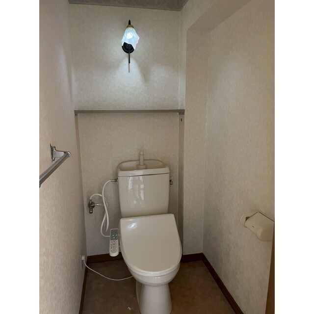 物件内観写真8　(タオル掛けがあるトイレです！)