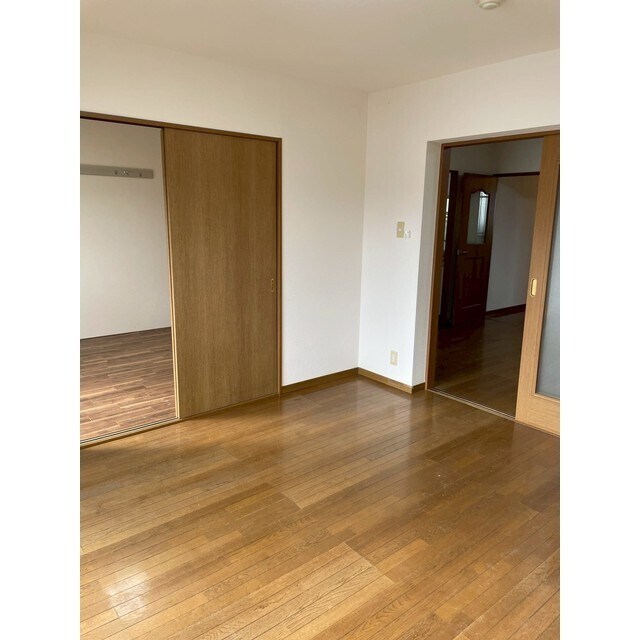 物件内観写真10　(7.7畳の広いお部屋です♪)