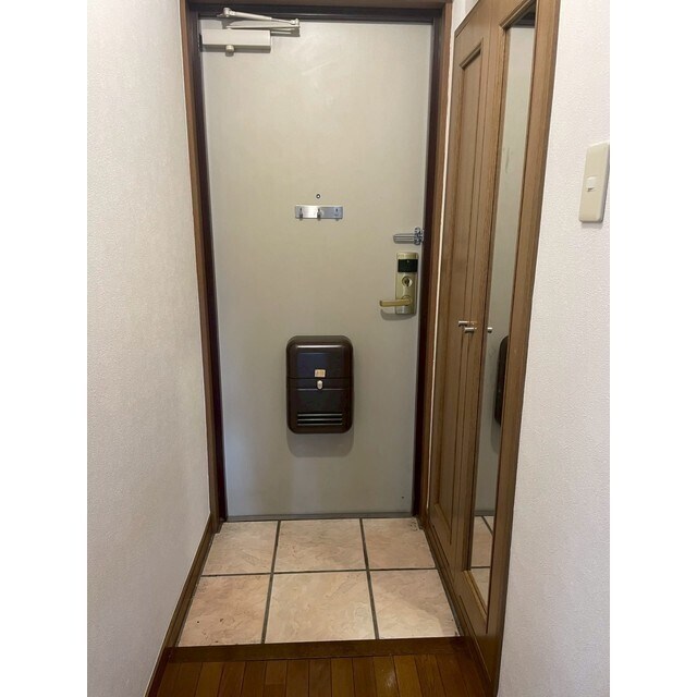 物件内観写真14　(シューズボックスの鏡で身だしなみチェック出来ます♪)