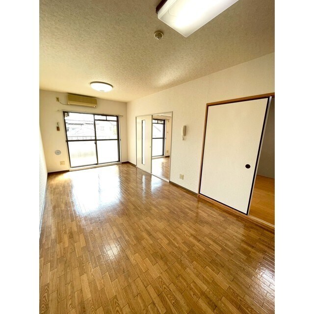 物件内観写真4　(広々LDKです)