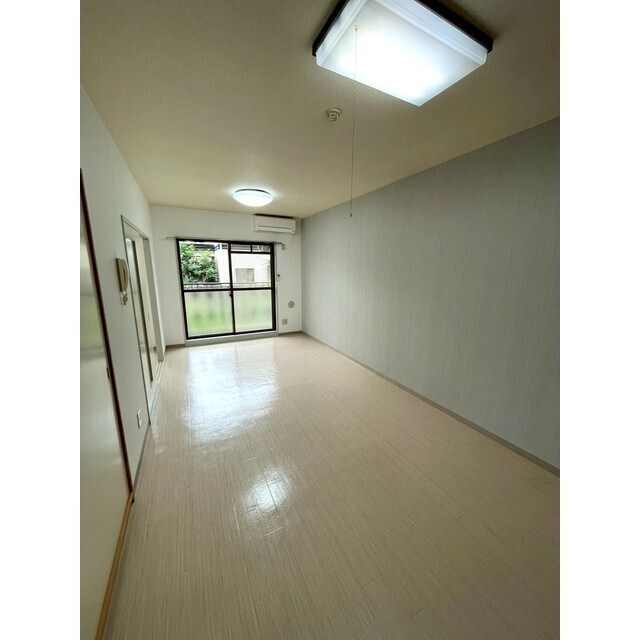 物件内観写真4　(アクセントクロスが爽やかなLDKです♪)