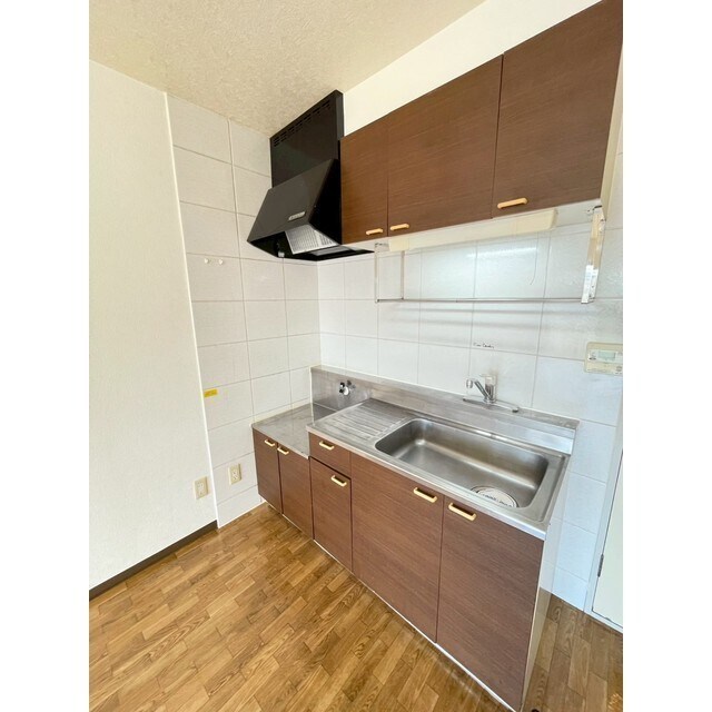 物件内観写真5　(落ち着きある木目調のキッチン)