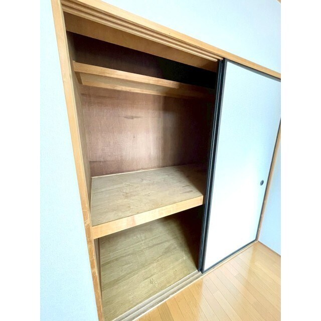 物件内観写真8　(サービスルーム押入収納)